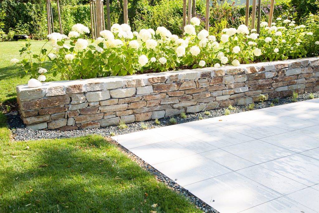 Kleine Mauer aus Gneis