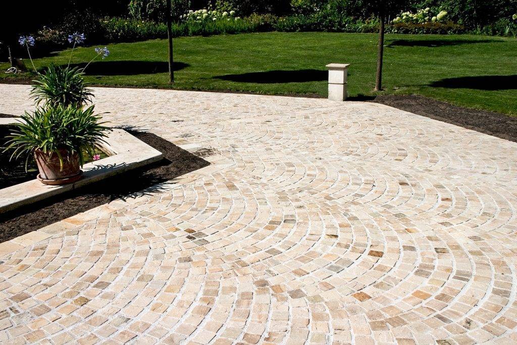 Einfassungen von Plätzen aus Kopfsteinpflasterungen