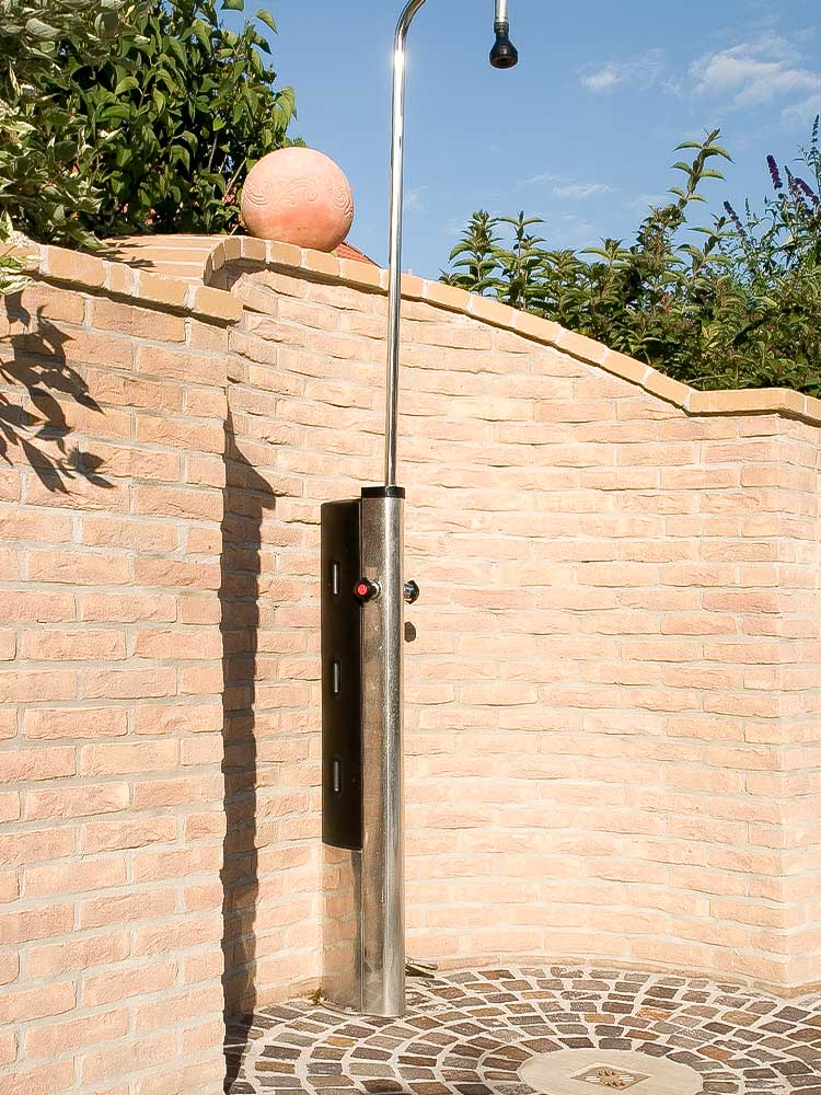 Pool Duschen-Klinkerwand