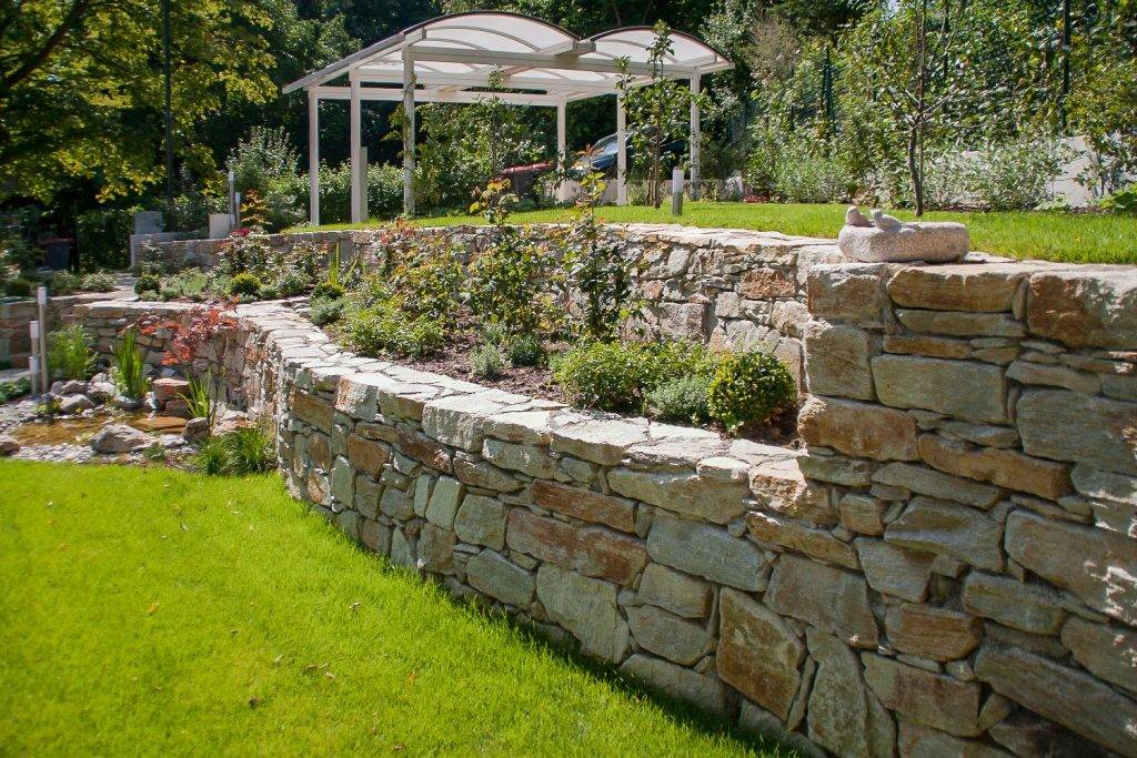 Hochbeet und Terrassenmauer aus Trockensteinmauer