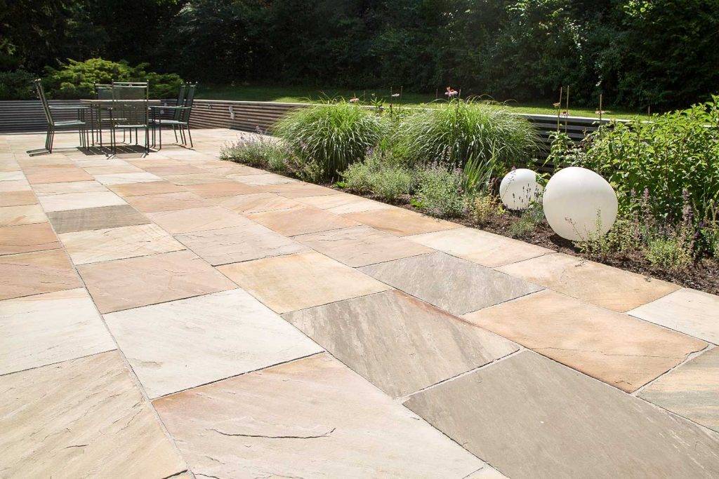 Flächenpflaster aus Sandstein