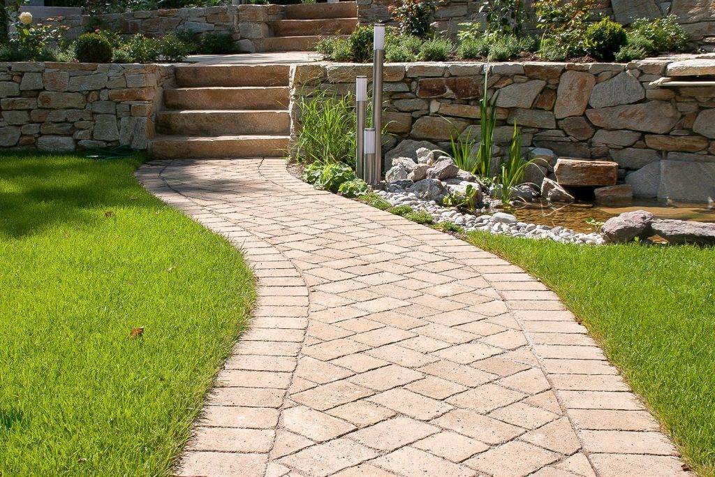 Wege und Pfade aus Betonstein