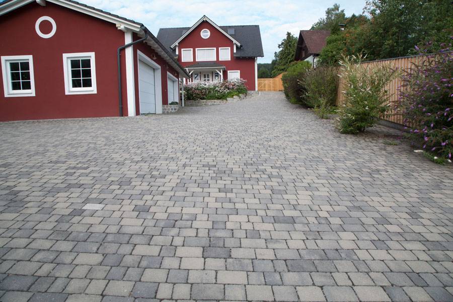 Pflasterflächen Hauszufahrt aus Betonsteinen