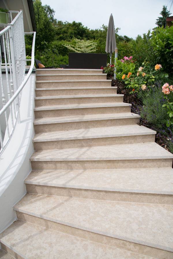 Stufen und Stiegen aus Hartkalkstein