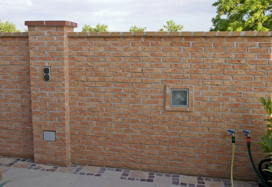 Mauer aus Klinker