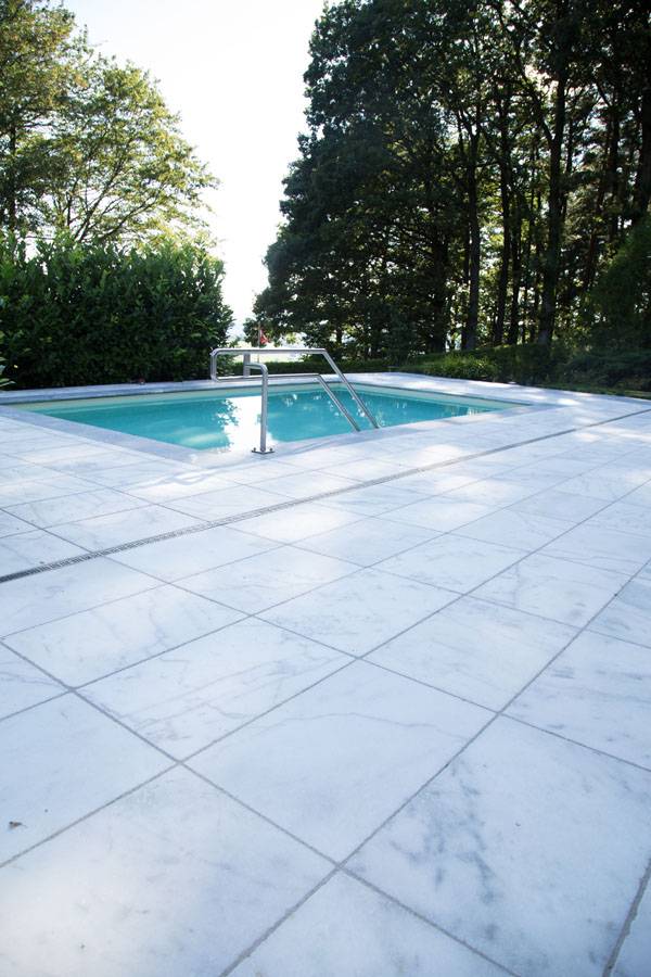 Poolumradnung und Terrasse aus Mamor