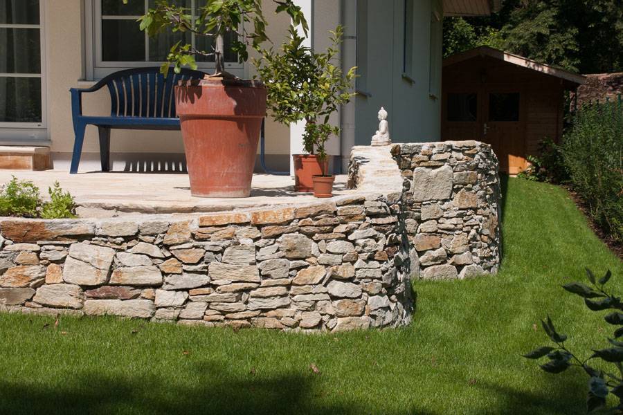 Terrasse aus Trockensteinmauer