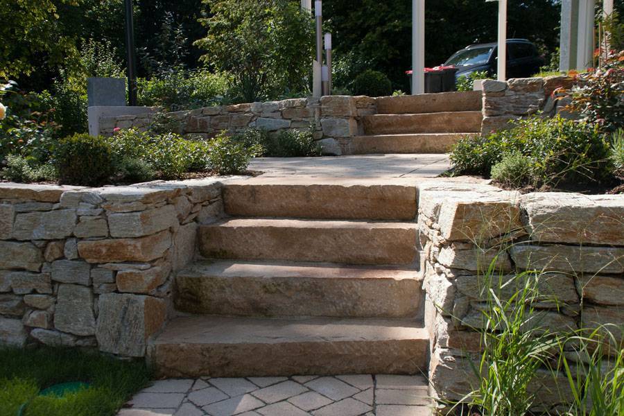 Stufen mit Trockensteinmauer