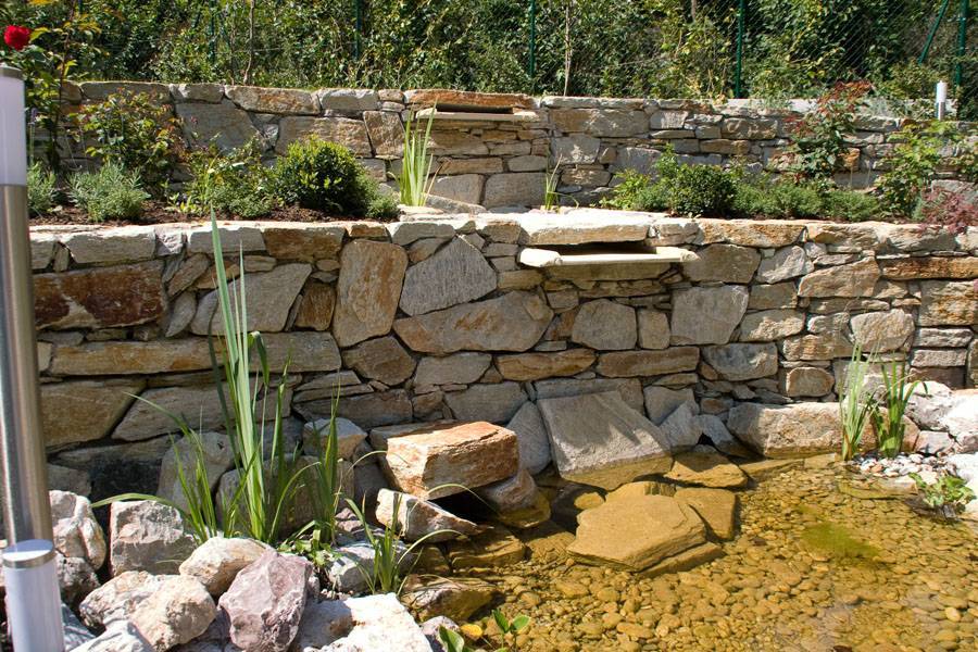 Terrassierung eines Hanges mit Trockensteinmauern