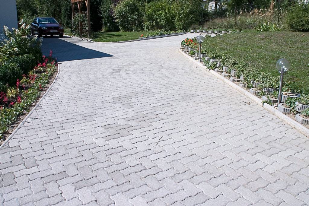Pflasterflächen Einfahrt aus Betonstein