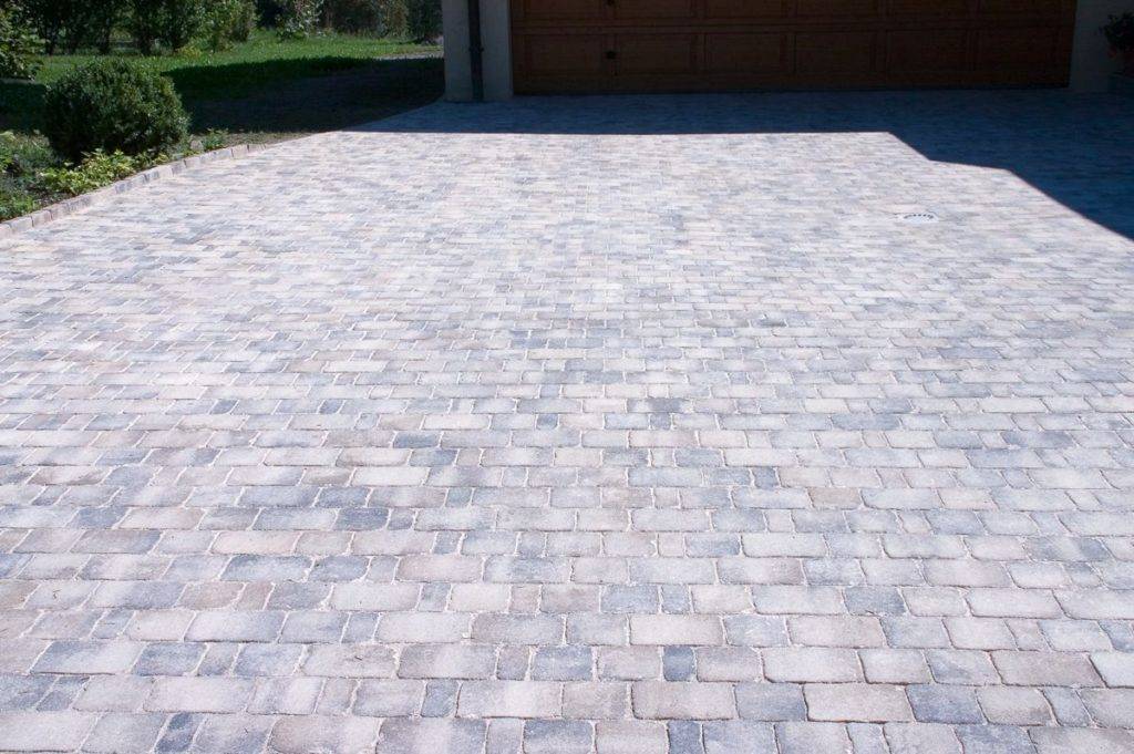 Pflasterflächen Einfahrt aus Betonstein