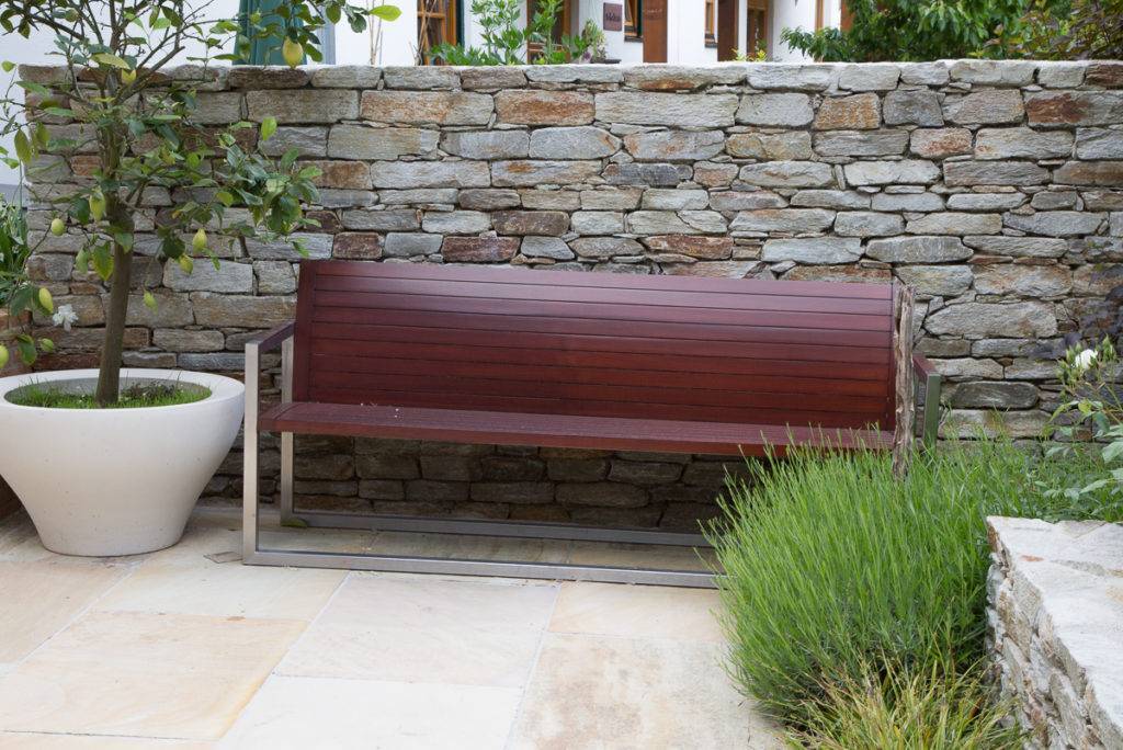 Terrassen und Mauern aus Gneis in Kombination