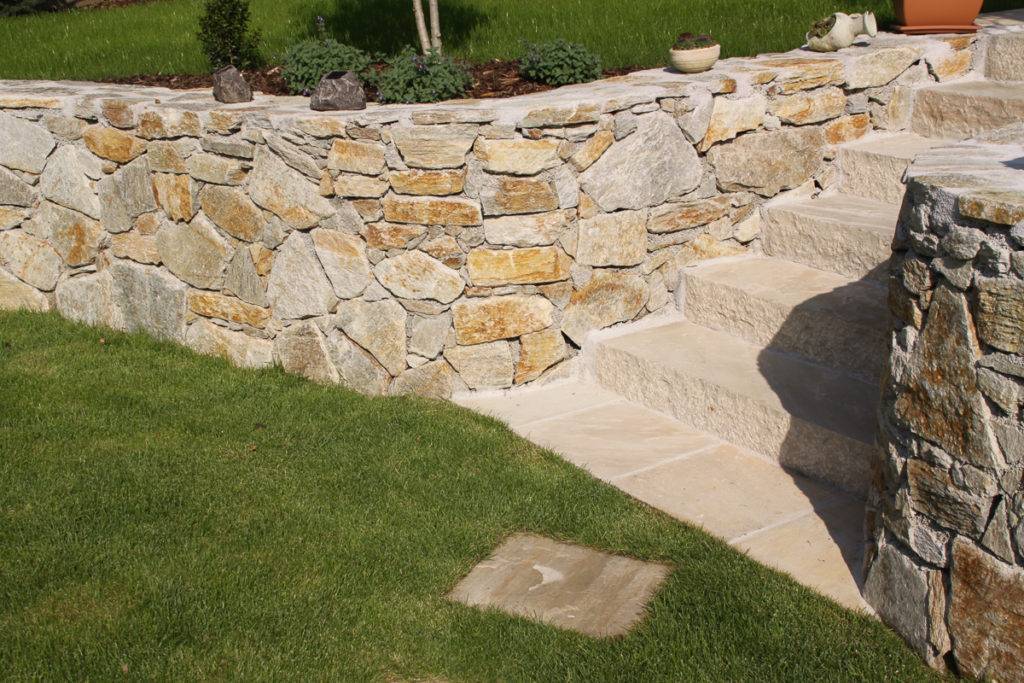 Hangstützmauer aus Trockensteinmauer