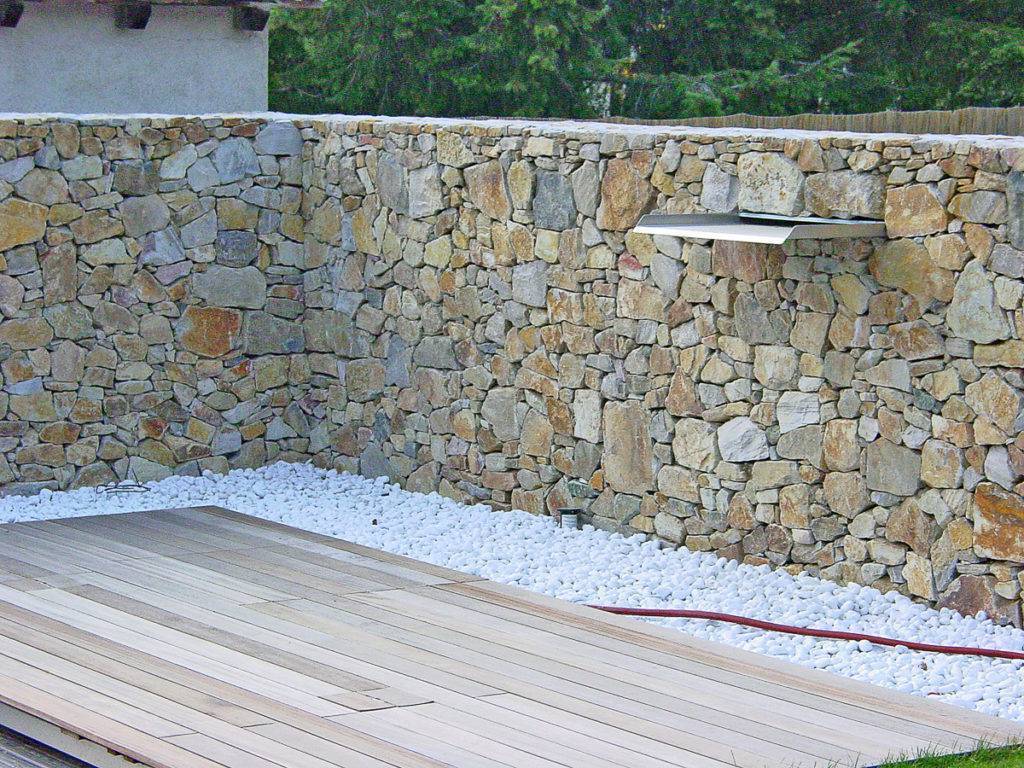 TRockensteinmauer mit Mamorkiesel