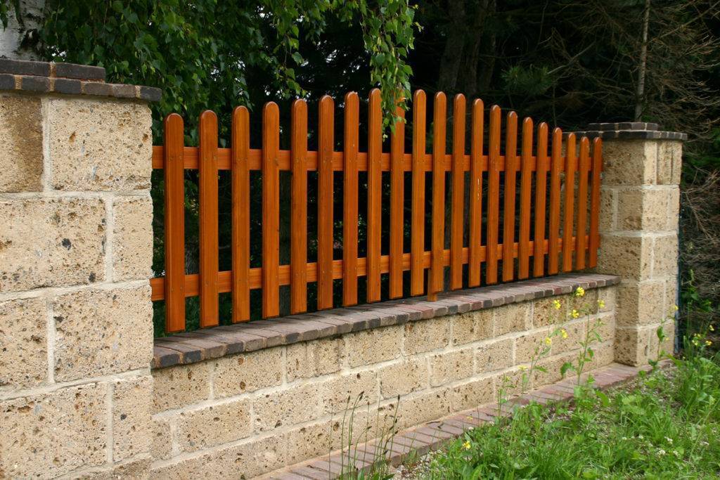 Zaun aus Tuffstein