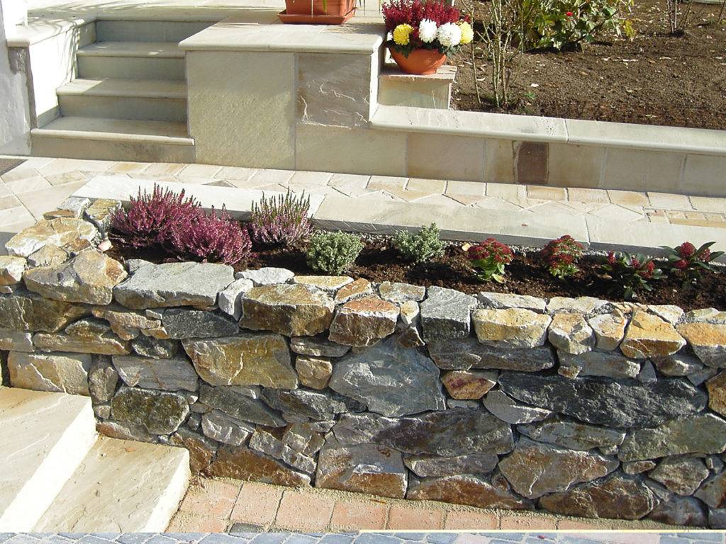 Hochbeet aus Trockensteinmauer
