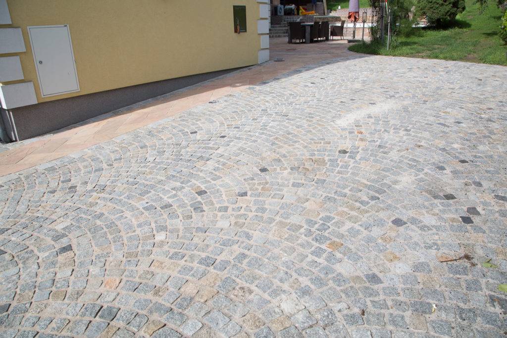Pflasterfläche aus Granitkleinstein - Einfarhrt