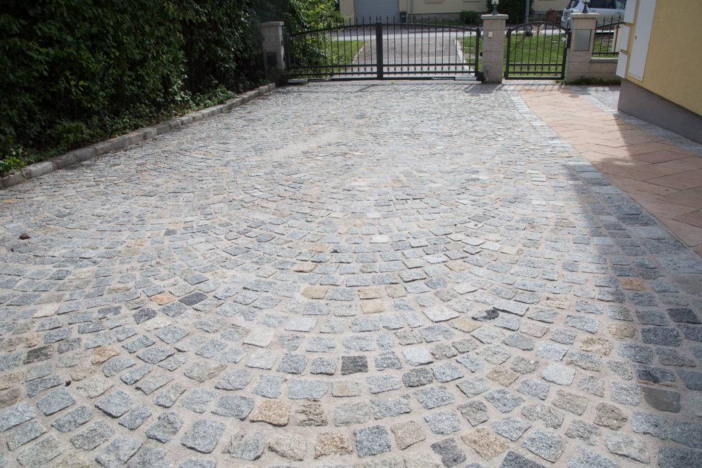 Pflasterfläche aus Granit - Einfarhrt