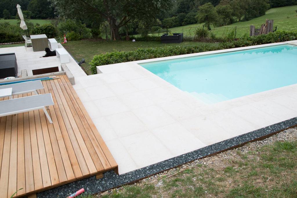 Poolumradnung und Poolterrasse aus Hartkalkstein