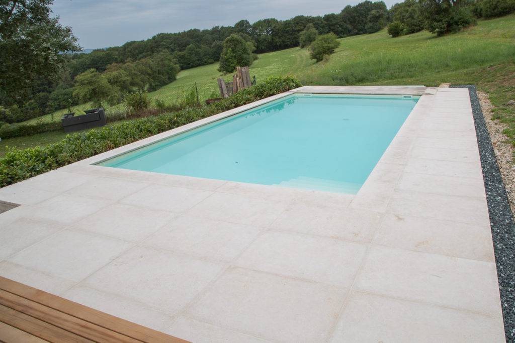 Poolterrasse aus Hartkalkstein