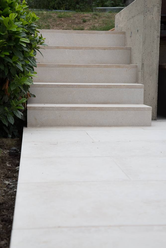 Stufen aus Hartkalkstein