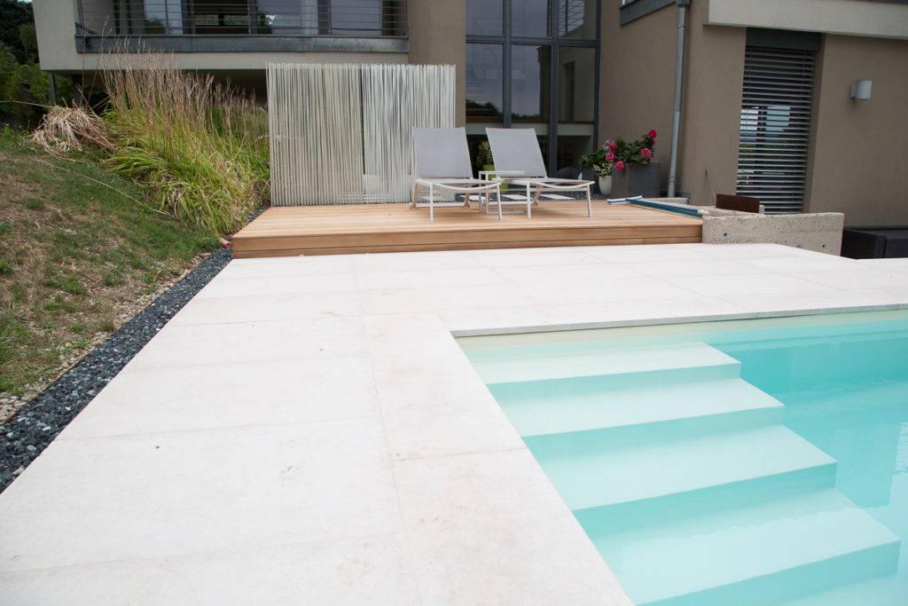 Pool-Umrandung aus Hartkalkstein