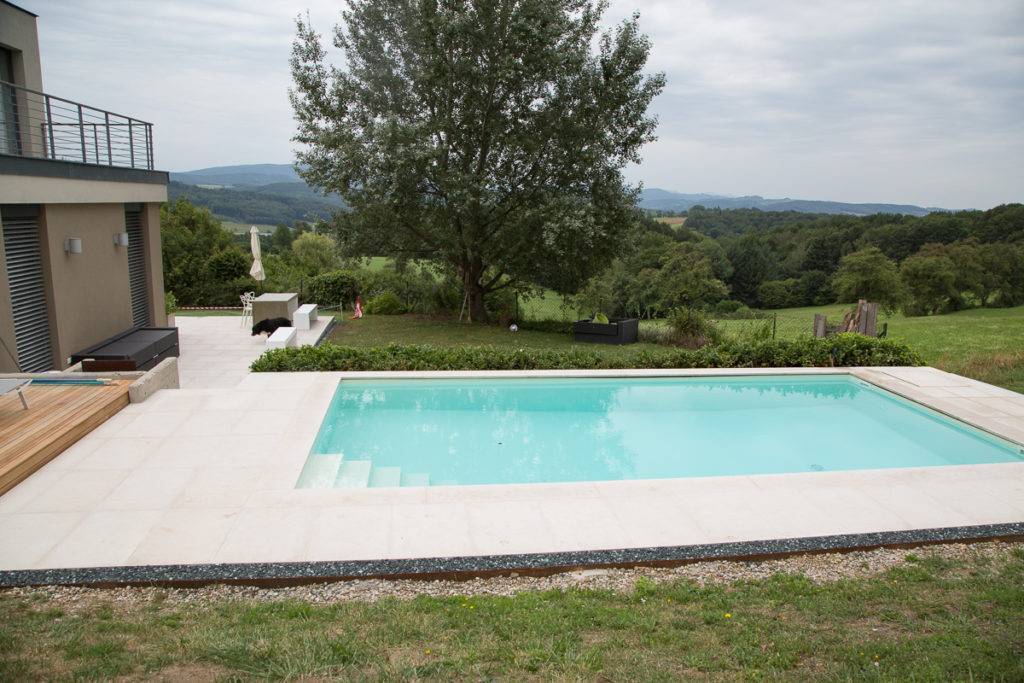 Poolumrandung und Poolterrasse