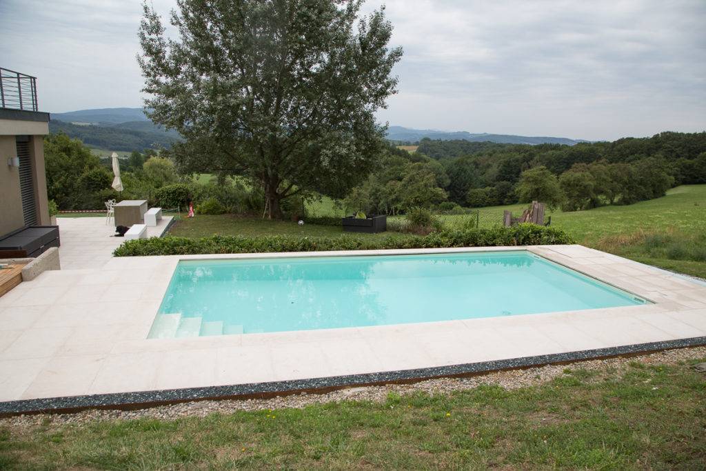 Pool Terrassen und Umrandungen aus Naturstein