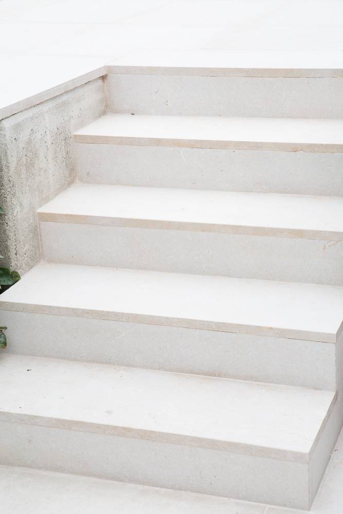 Treppe aus Hartkalkstein