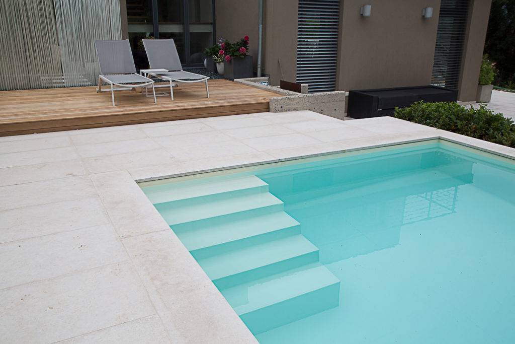 Poolterrasse aus Hartkalkstein