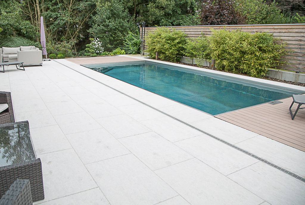 Poolterrasse und Umrandung