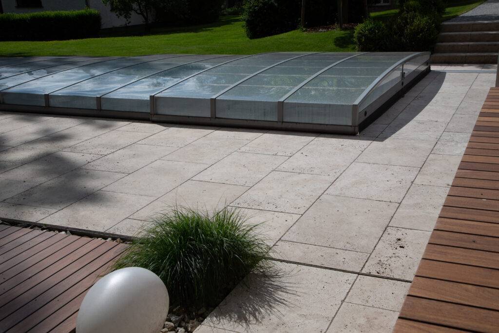 Zu unsren Leistungen gehört das Verlegen von Poolumrandungen und Terassen