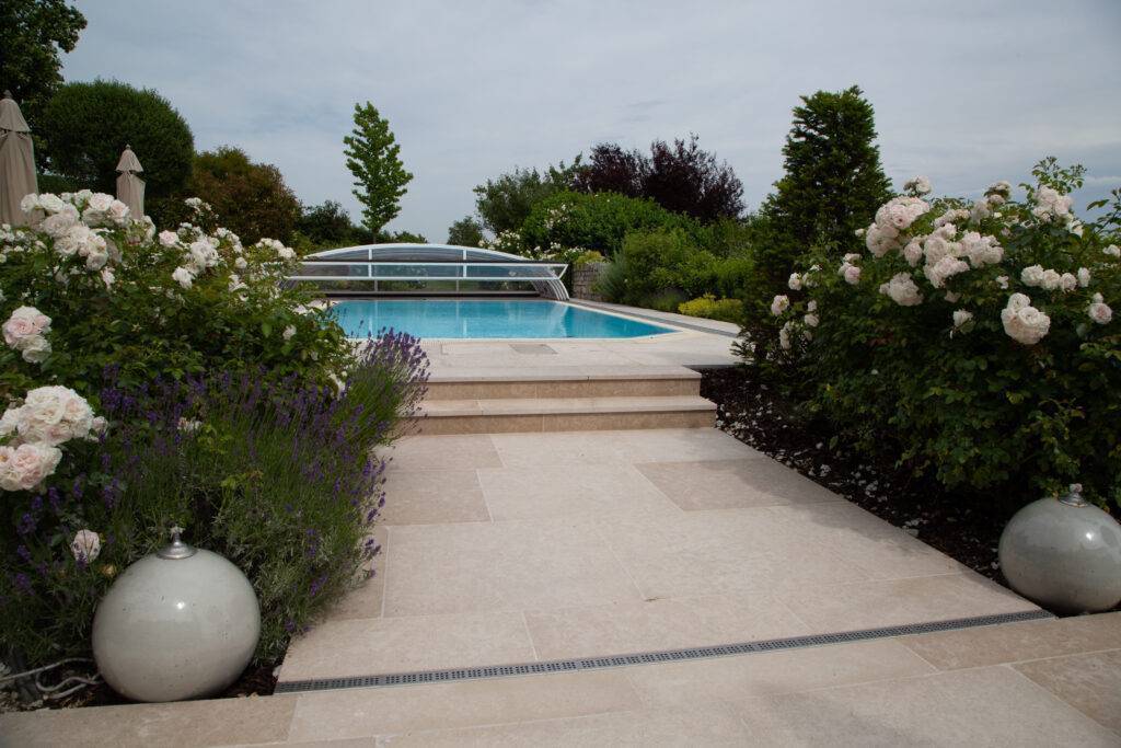 Pool-Umrandung und Terrasse aus Hartkalkstein