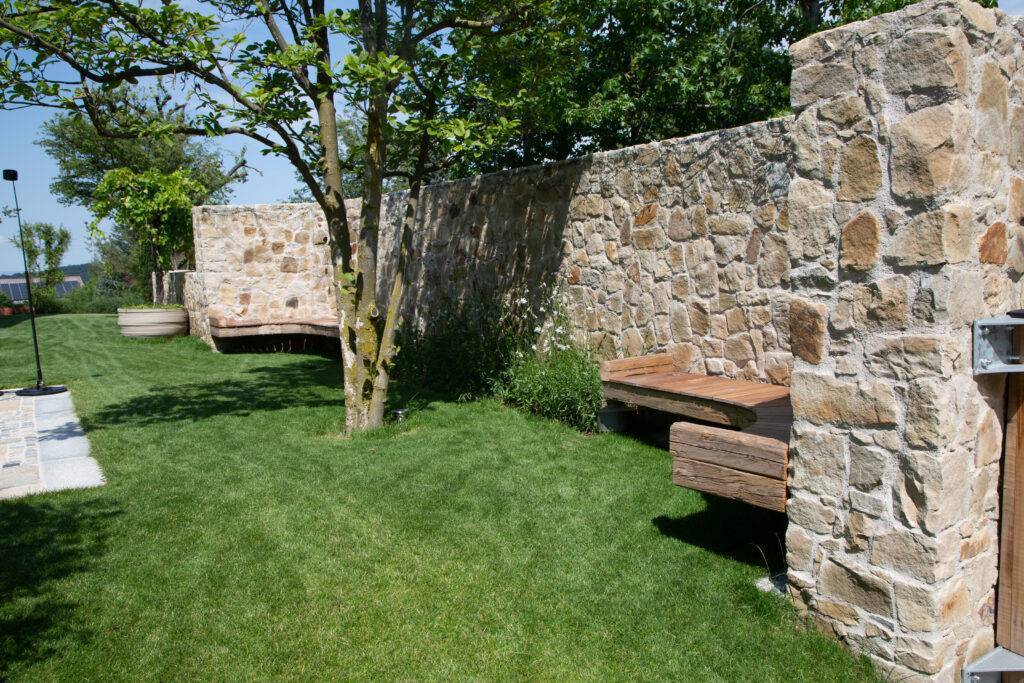 Bruchsteinmauer aus Sandstein