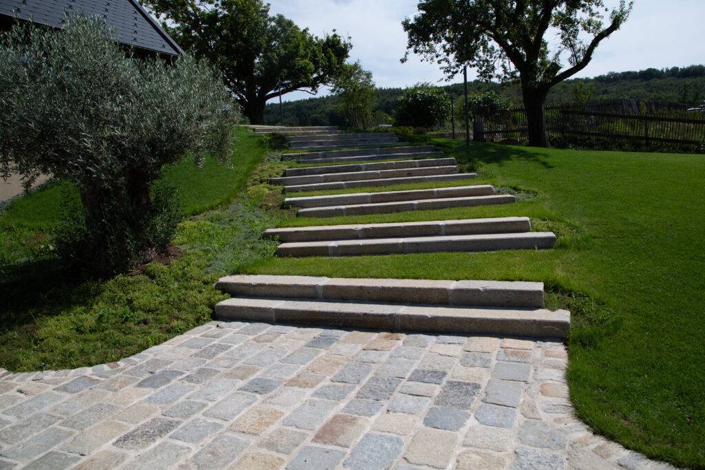 Steinstufen im Garten