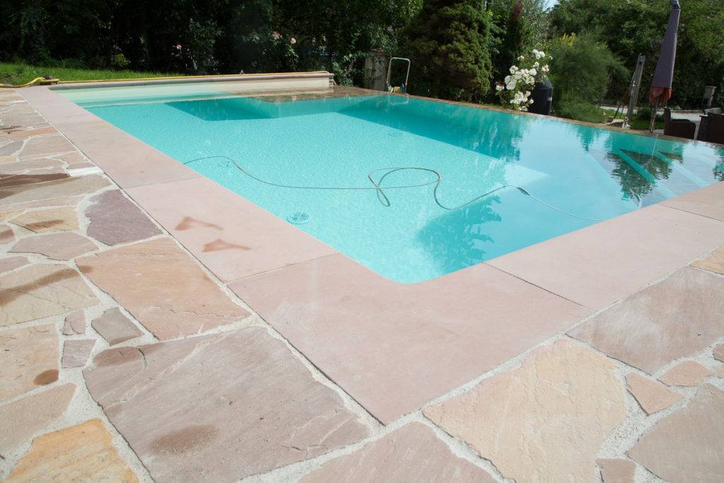 Poolumrandung aus Sandstein