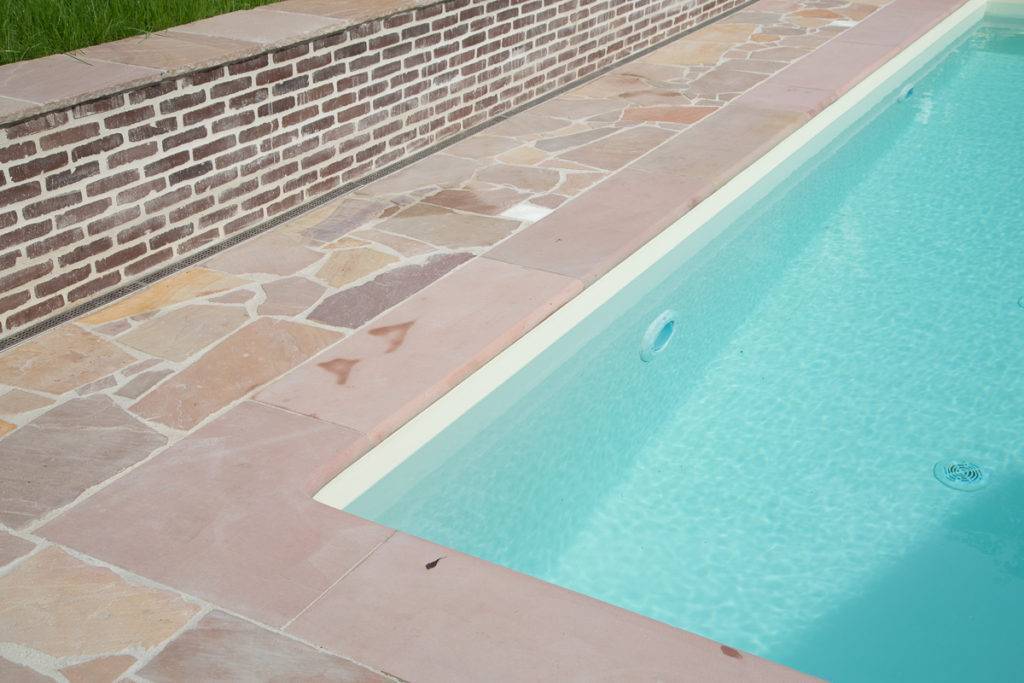 Poolumrandung aus Sandstein