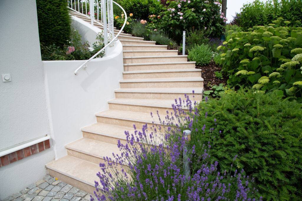 Stufen aus Travertin