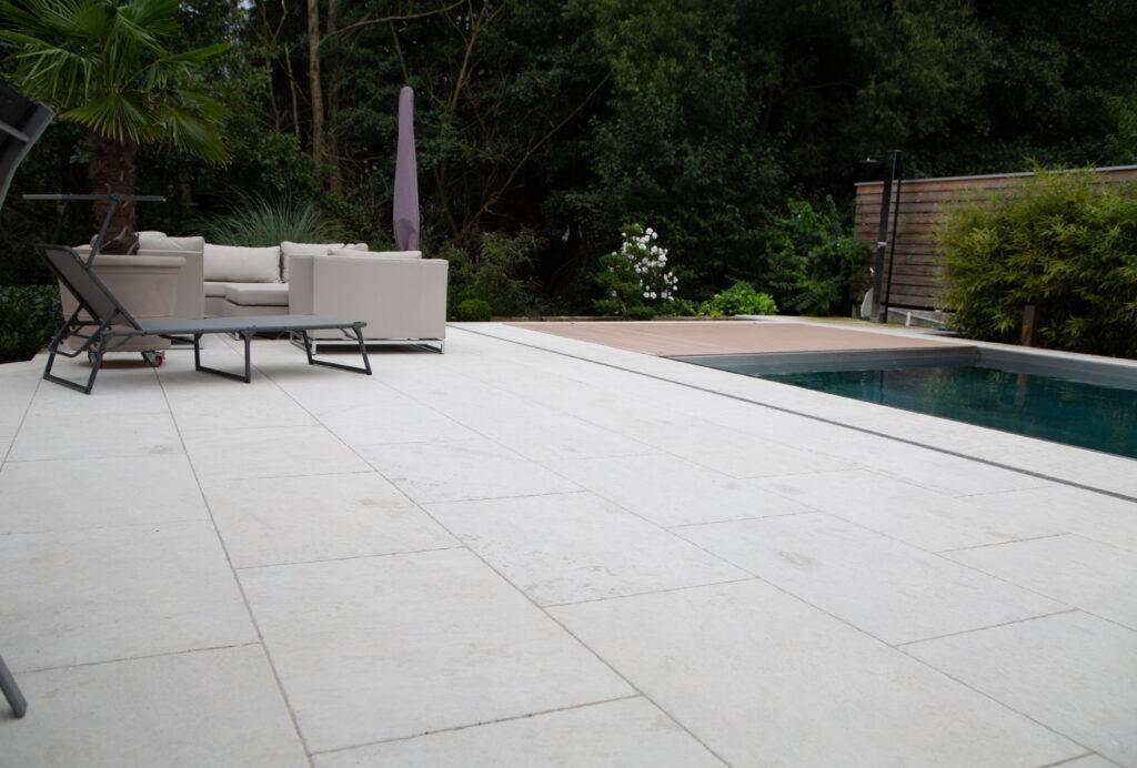 Poolterrasse und Umrandung