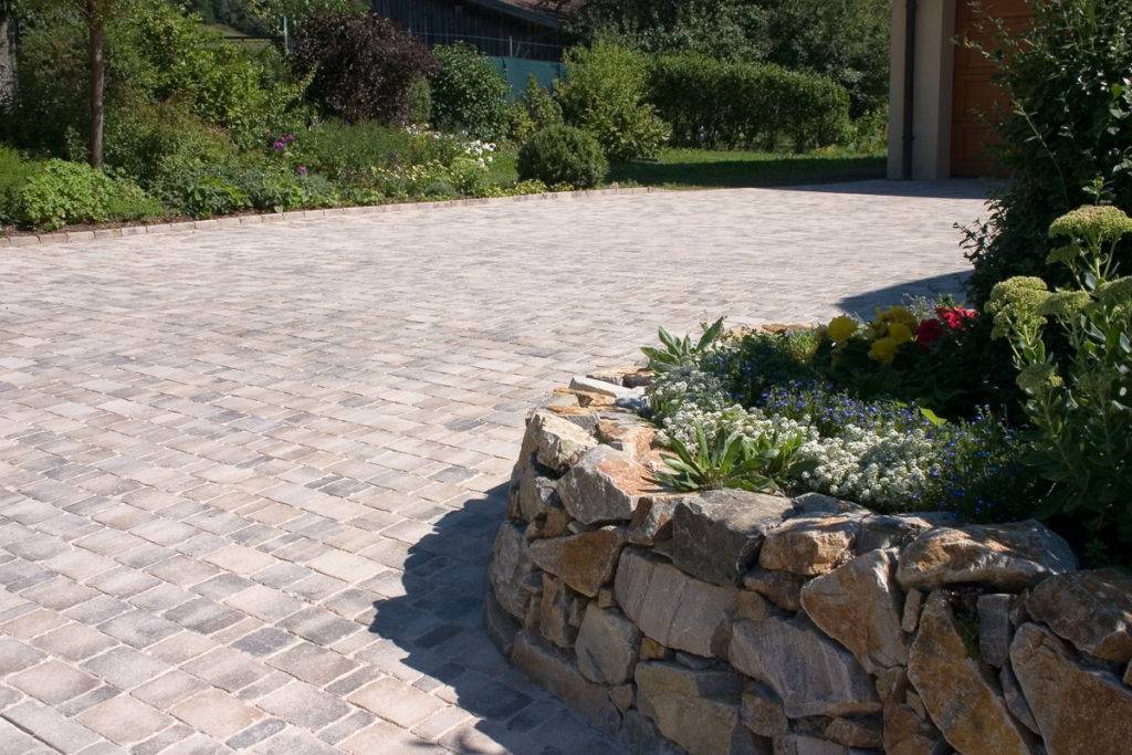Großes Flächenpflaster aus Betonstein