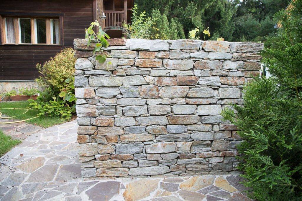 Trockensteinmauer aus Gneis