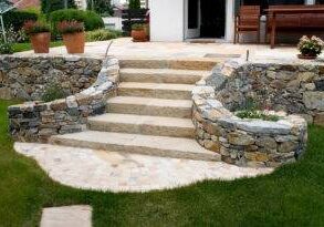 Stufen aus Hartkalkstein und Granit